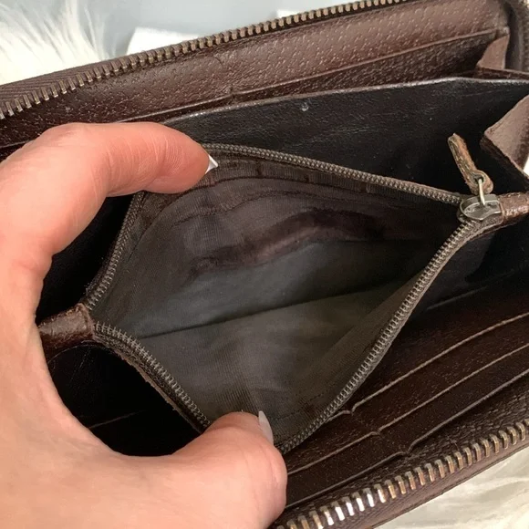 Authentic brown Gucci zippy wallet - Picture 14 of 17